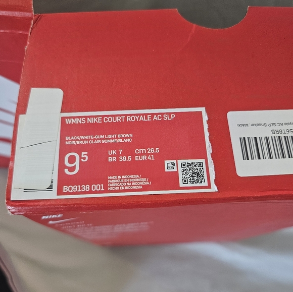 Nike size 9.5 - Picture 14 of 14